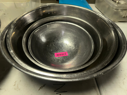 (5) PIECE STAINLESS MIXING BOWL SET.
