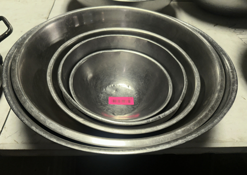 (5) PIECE STAINLESS MIXING BOWL SET.
