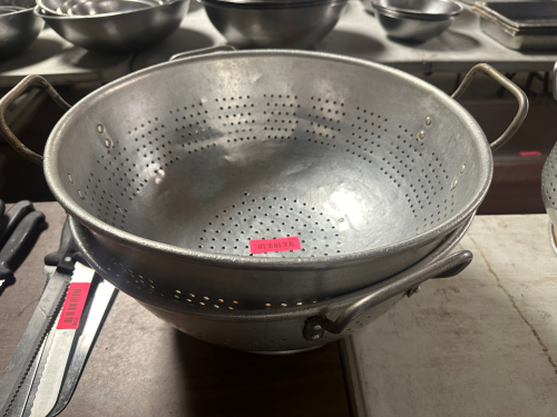 (2 ALUMINUM COLANDERS.