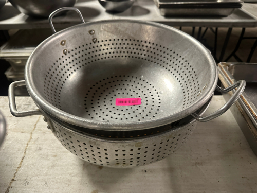 (2 ALUMINUM COLANDERS.