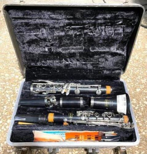 BUNDY RESONITE CLARINET W/ HARD CASE