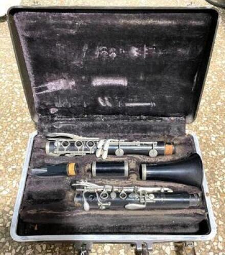 BUNDY RESONITE CLARINET W/ HARD CASE