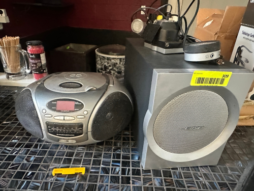 PORTABLE CD PLAYER AND SPEAKER.