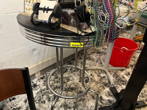30" ROUND CLASSIC DINNER ROUND PUB TABLE.
