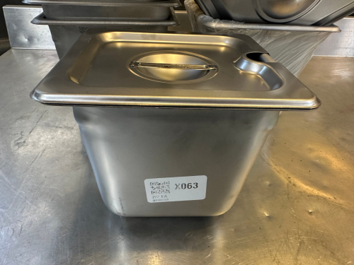 (10) 1/6 SIZE STAINLESS INSERTS W/ LIDS.
