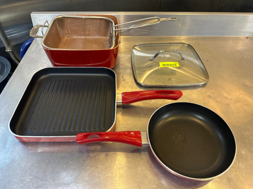 (3) PIECE KITCHEN COOK WARE SET.