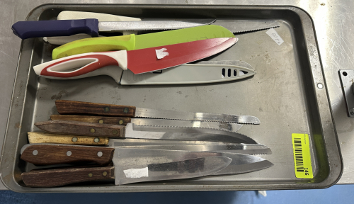 TRAY AND CONTENTS - ASSORTED KITCHEN KNIVES.