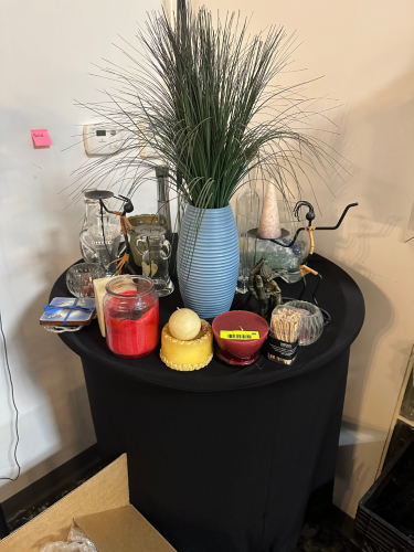 TABLE AND CONTENTS - ASSORTED CANDLES AND CENTER PIECES.