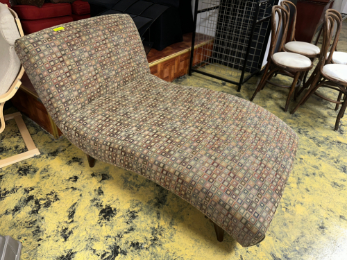 UPHOLSTERED CHAISE LOUNGER