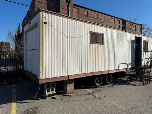 20&rsquo; TANDEM AXLE MOBILE OFFICE / JOBSITE TRAILER WITH SIDE ENTRY DOOR, REAR ROLL-UP DOOR, AND STEEL ENTRY STEPS. UNIT SHOWS EXTERIOR RUST AND WEAR AND IS BEING SOLD AS-IS, WHERE-IS. NO TITLE WITH TRAILER.