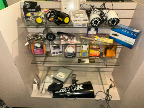 (1) LOT OF ASSORTED ELECTRONICS - SEE ADDITIONAL IMAGES.