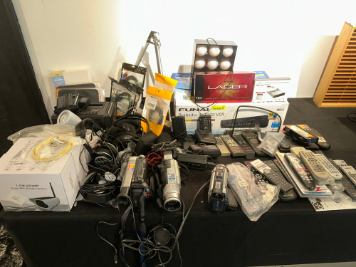 (1) LOT OF ASSORTED ELECTRONICS - SEE ADDITIONAL IMAGES.