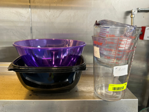 (3) MEASURING CUPS AND (4) ASSORTED PLASTIC BOWLS.