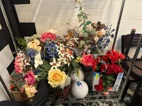 (1) LOT OF ASSORTED FAUX FLOER ARRANGEMENTS.