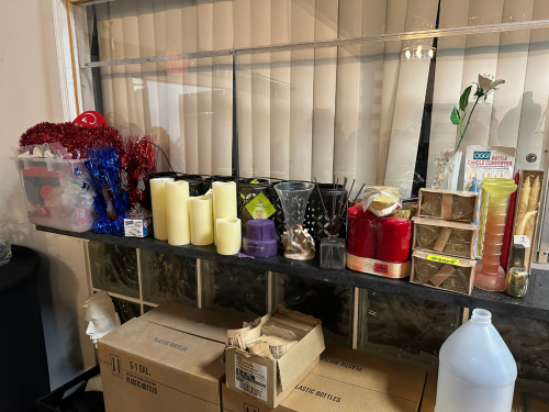 (1) LOT OF ASSORTED CANDLES AND CENTER PIECES.