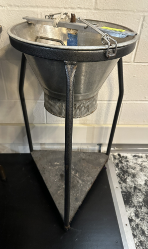 MANUAL APPLE PEALER W/ STAND.