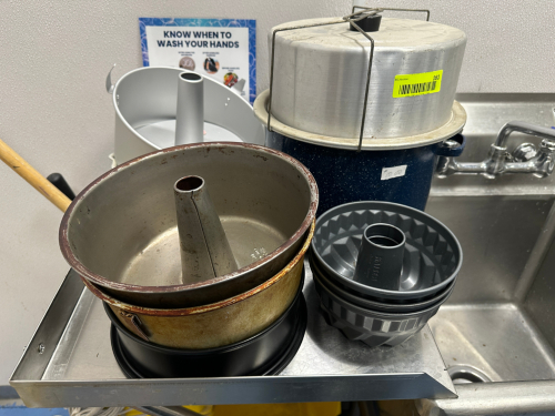 (1) LOT OF OF ASSORTED BUNDT PANS/