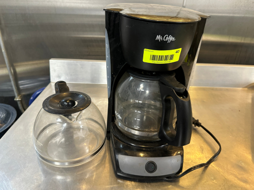 MR. COFFEE BREWER W/ (2) GLASS DECANTERS.
