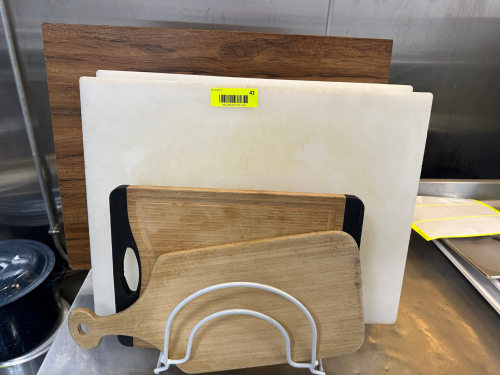 RACK AND CONTENTS - 6 ASSORTED CUTTING BOARDS.