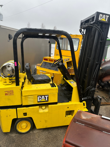 CAT 6000 LB. LP FORK LIFT. COMES WITH TANK.