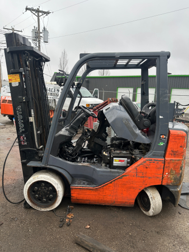 TOYOTA 8FGCU25 LP FORK LIFT. NOT IN WORKING ORDER.