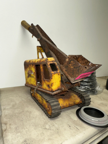SMALL METAL EXCAVATOR TOY