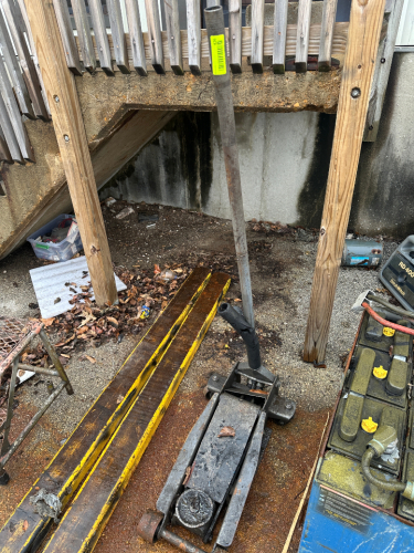 FLOOR JACK.
