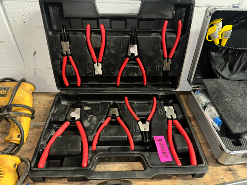 SNAP RING PLIERS SET WITH MULTIPLE INTERNAL AND EXTERNAL PLIERS IN MOLDED STORAGE CASE.