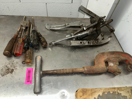 (1) LOT OF ASSORTED HAND TOOLS.