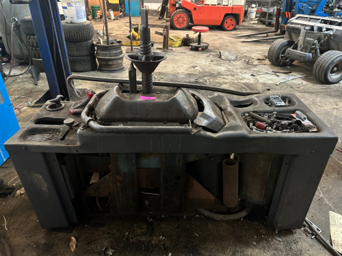 MANUAL TIRE CHANGER MACHINE WITH HEAVY DUTY STEEL FRAME AND HAND OPERATED BEAD BREAKER AND MOUNTING POST