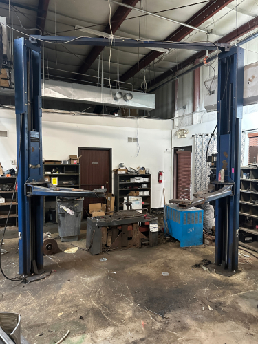 ROTARY SPOA7 7000 LB. TWO POST AUTO LIFT.