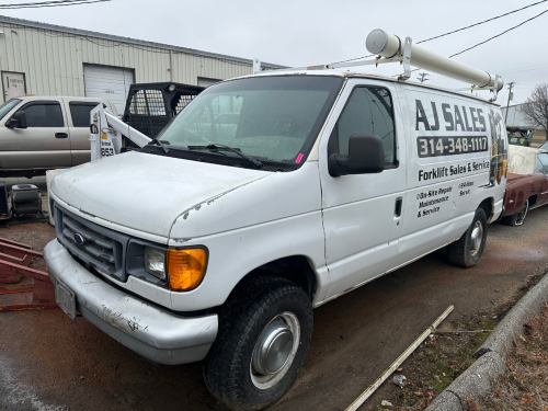 2006 FORD E-350 SUPER DUTY SERVICE VAN WITH ROOF LADDER RACK AND COMMERCIAL SERVICE BODY.