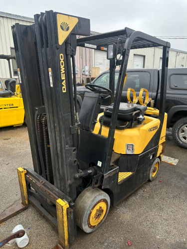 DAEWOO GC25S 4300 LB. CAPACITY LP FORK LIFT.