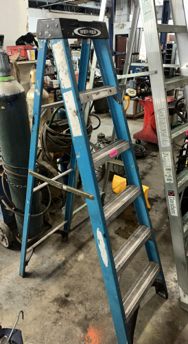 WERNER 6' FIBERGLASS LADDER.