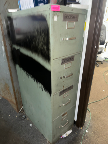 FOUR DRAWER METAL FILE CABINET.