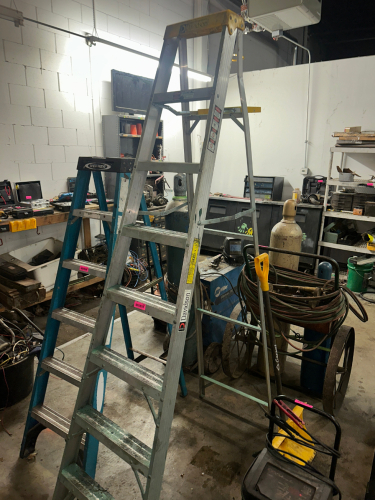 8' ALUMINUM LADDER