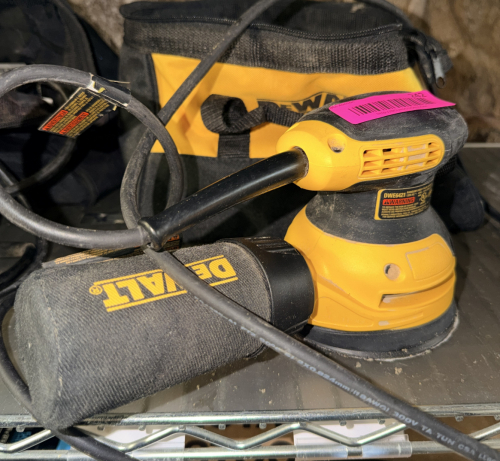 DEWALT ELECTRIC ORBITAL PALM SANDER W/ DUST COLLECTION.