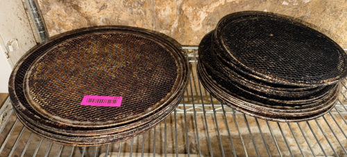(1) LOT OF WIRE PIZZA COOLING PANS.