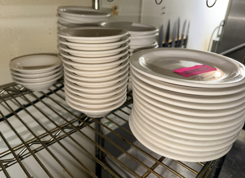 (1) LOT OF ASSORTED SMALL CHINA AND PLASTIC PLASTIC AND RAMEKINS.