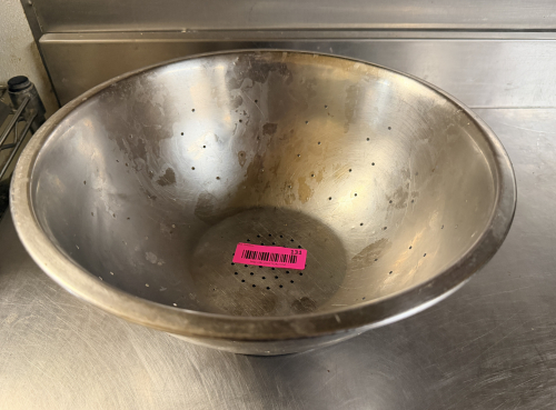 STAINLESS COLANDER.