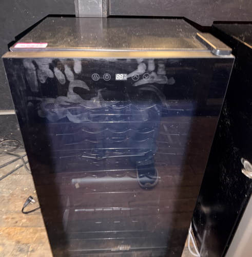 ARCTIC KING GLASS DOOR WINE COOLER.