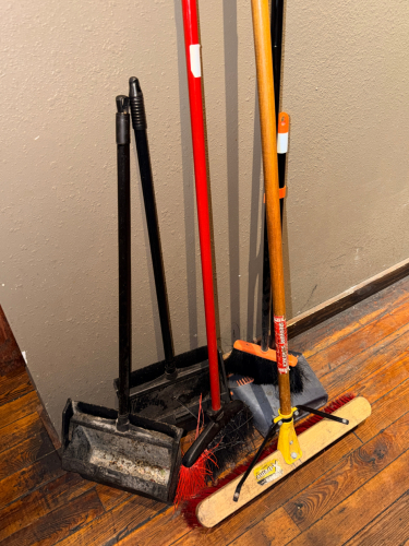(1) LOT OF ASSORTED CLEANING TOOLS.
