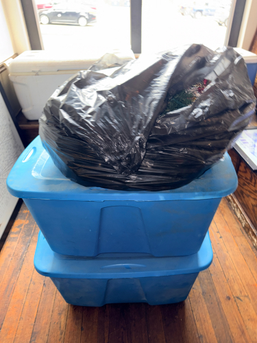 (1) LOT OF ASSORTED CHRISTMAS DECORATIONS