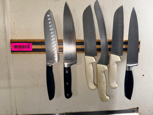 (6) KITCHEN KNIVES W/ MAGNETIC RACK