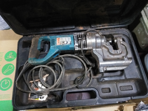 (1) ELECTRIC HYDRAULIC HOLE PUNCHER