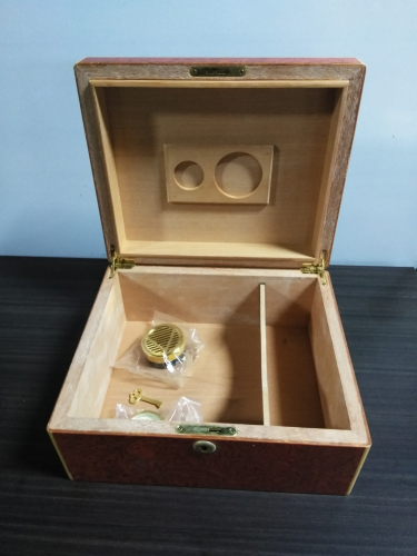 (1) CIGAR HUMIDOR