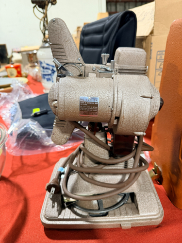 VINTAGE REVERE MODEL 85 8MM FILM PROJECTOR