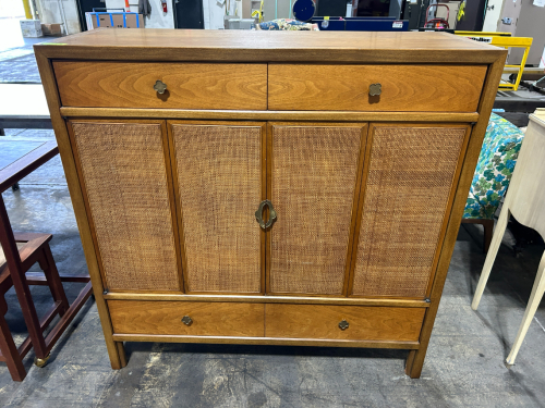 HENREDON MID-CENTURY MODERN GENTLEMAN'S CHEST WITH KING HEAD BOARD