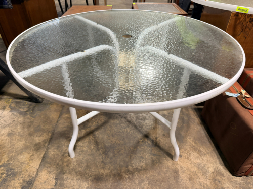 ROUND OUTDOOR TABLE