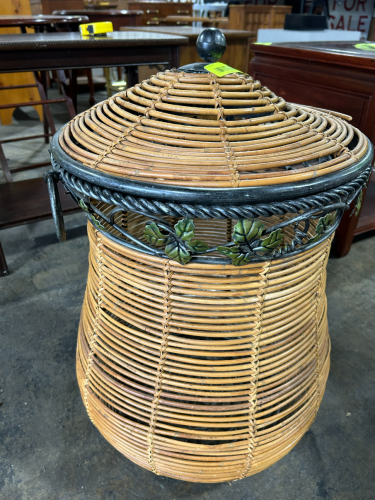 WICKER BACKET WITH IVY LEAF DECORATION AND LID
